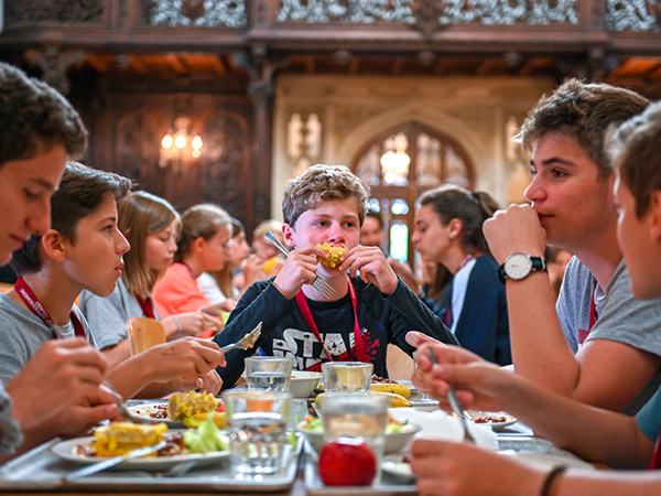 Ebédidő a Canford School étkezőjében