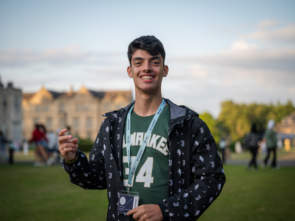 Diák a Canford School kampuszán