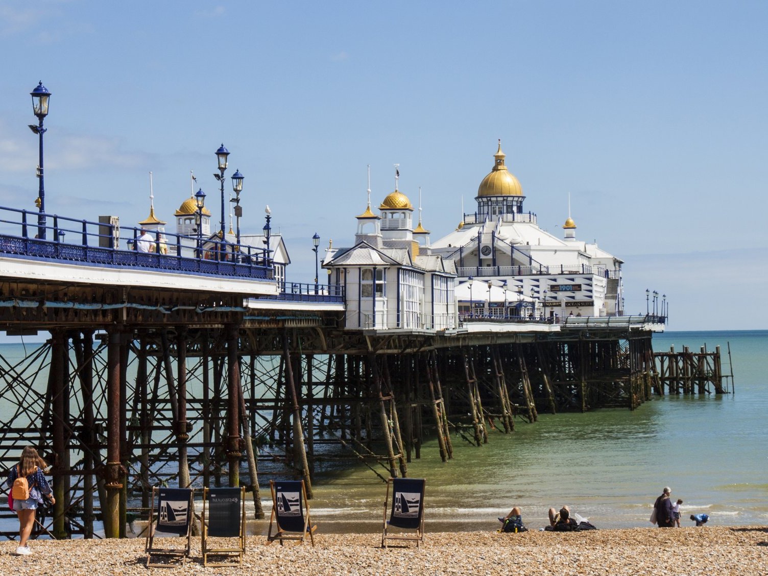Eastbourne-i móló és tengerpart napsütésben