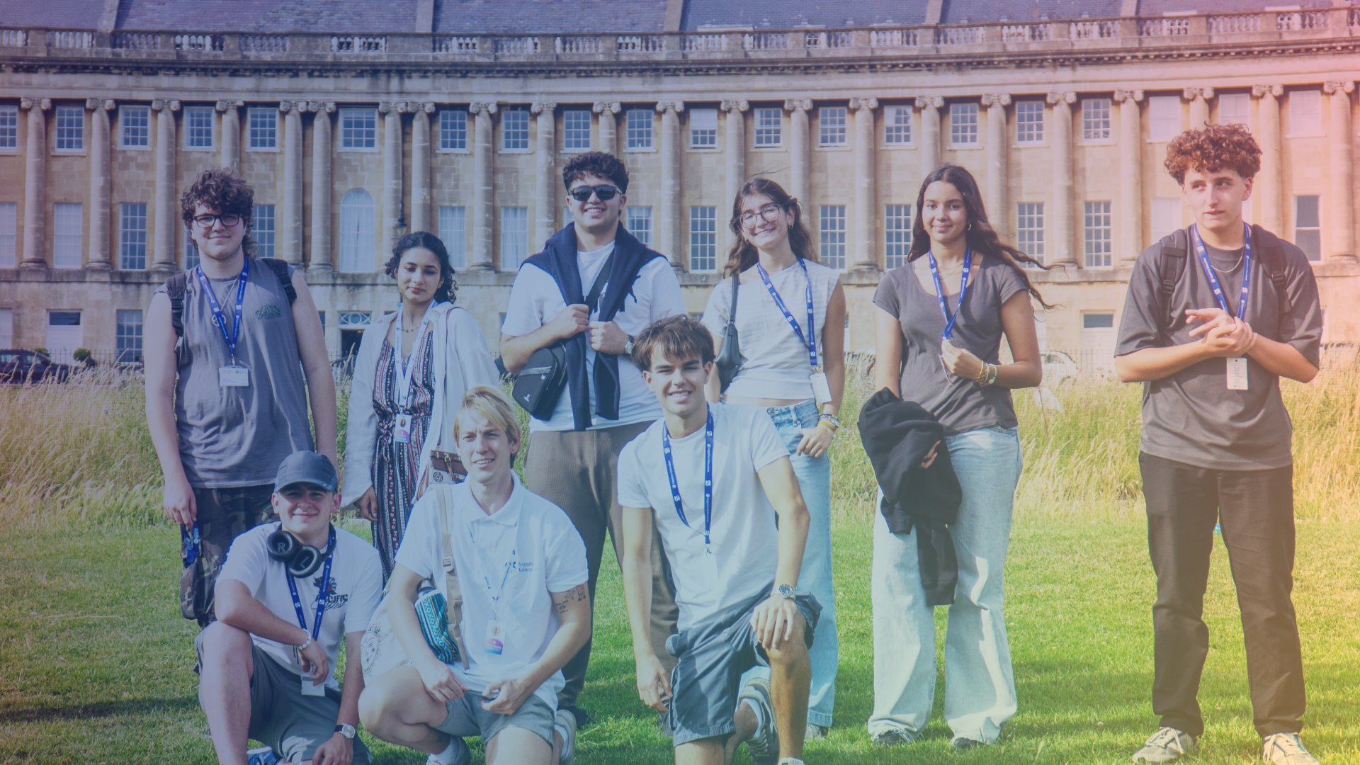 Csoportkép a bathi Royal Crescent előtt